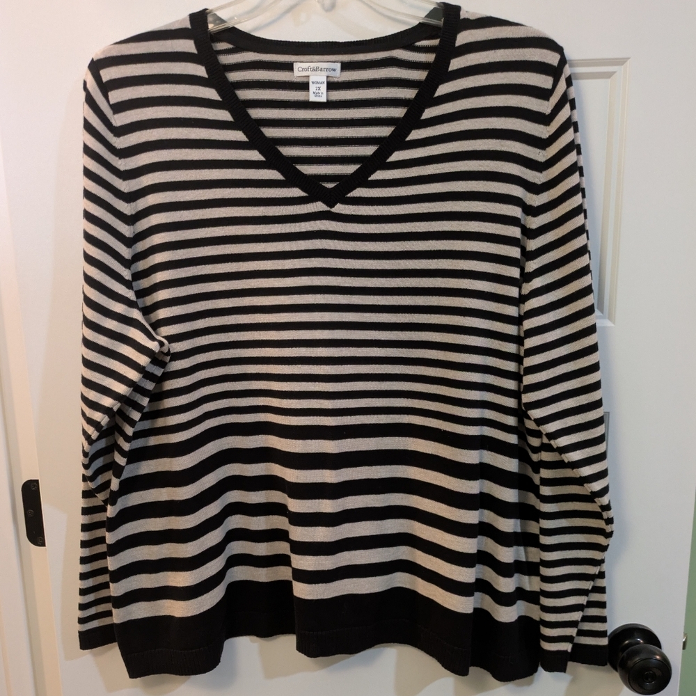 🔴 3/$15 Croft & Barrow Black and White Striped V-Neck Sweater